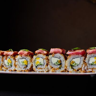 Ролл с опаленным тунцом и сыром горгонзола в Эндорфин по цене 680 ₽