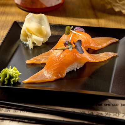 Суши с лососем в ВАЗИЮ по цене 799 ₽