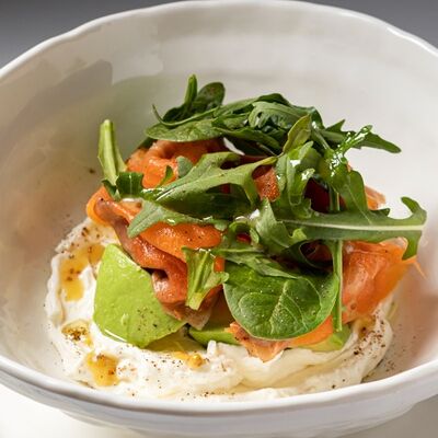 Нежный сыр с авокадо и форелью в Тирольские пироги по цене 750 ₽