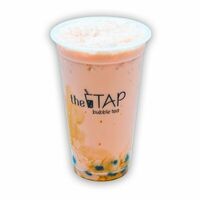 Клубничный чай с молоком и карамельной тапиокой в The TAP Bubble Tea