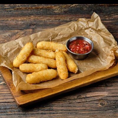 Сырные палочки в панировке с соусом сальса в BARak O’Mama по цене 450 ₽