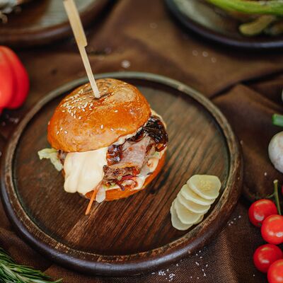 Бургер с говядиной и карамельным луком в НА ЛУНЕ по цене 560 ₽