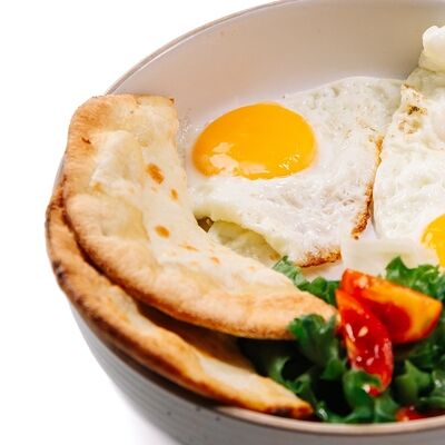 Глазунья с салатным миксом и лепешкой в Пицца Хаб по цене 396 ₽