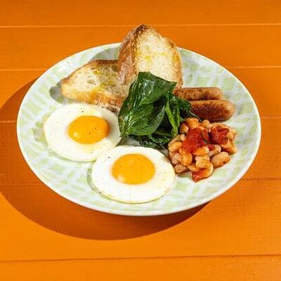Яичница с сосисками и фасолью в Сорренто by Novikov по цене 490 ₽
