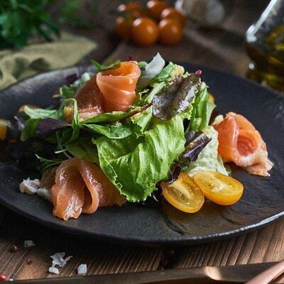 Салат со слабосоленой семгой в Кавказский аппетит по цене 510 ₽