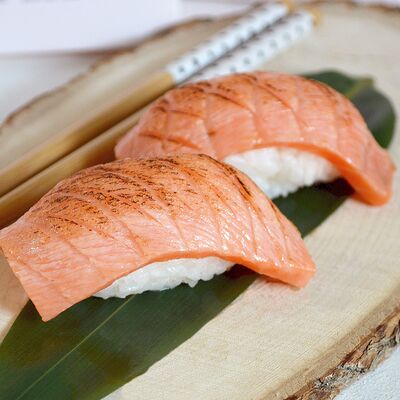 Суши с опаленным лососем в Держи рыбу по цене 160