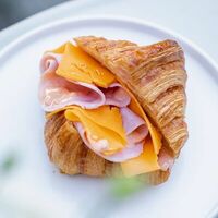 Круассан с ветчиной и сыром в KARMA