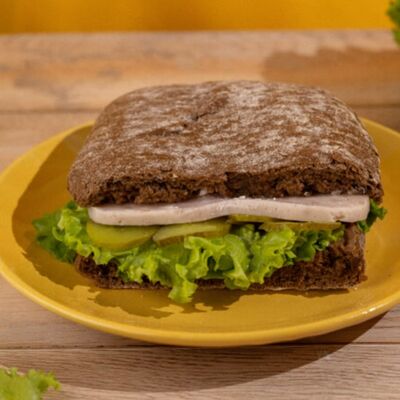 Сэндвич с индейкой, маринованными огурцами и зеленью в Пекарня Буханка по цене 345 ₽