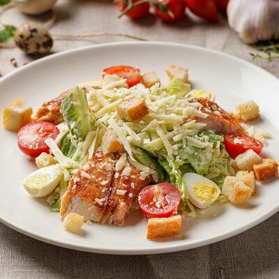 Салат Цезарь с курицей в Кроко конди по цене 320 ₽