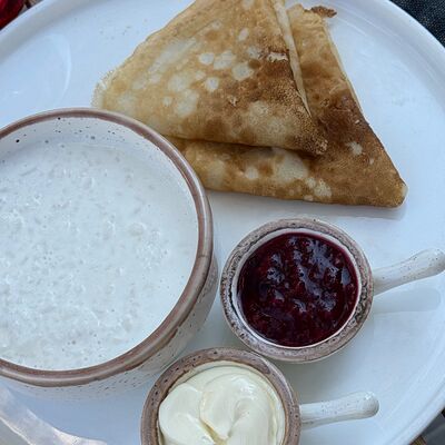 Каша рисовая с блинчикамив White swift coffee по цене 580 ₽