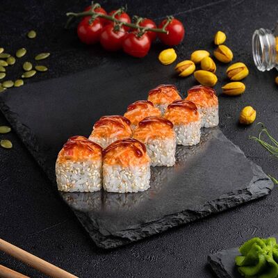 Запеченный ролл с лососем и снежным крабом в Самурай SUSHI PREMIUM по цене 560 ₽