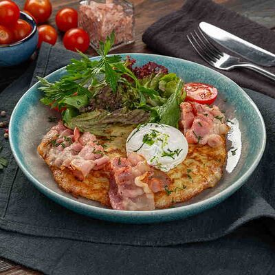 Картофельный драник с беконом и яйцом пашот в Линдфорс по цене 765 ₽