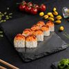 Запеченный ролл с лососем и снежным крабом в Веселый Самурай Sushi Premium по цене 1022