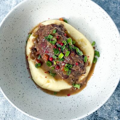 Копченые говяжьи щеки в соусе Демигласс с картофельным пюре и зеленым лукомв Food market skolkovo по цене 1100 ₽