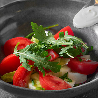 Салат из свежих овощей и зелени со сметаной в Goodman по цене 570 ₽