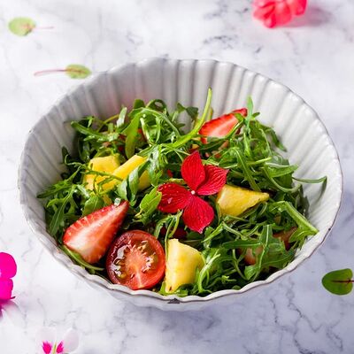Салат с рукколой, клубникой и свежим ананасомв Дюшес по цене 910