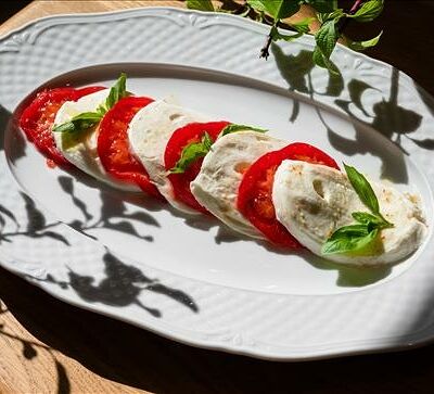 Салат Капрезе в Omela по цене 1075 ₽