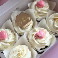 Капкейки с надписью HB с розовыми сердечкамив The.cakes_spb