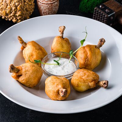 Куриные крылышки в кляре с чесночным соусом в ШКВАРКИ по цене 14 р.