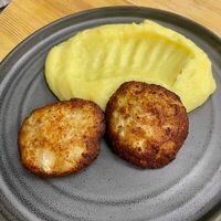 Д* Куриные котлеты с пюре и кетчупом в ЭлеКафе