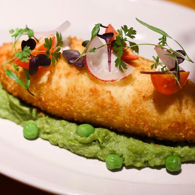 Адмиральская котлета с пюре из зелёного горошка в Тарелочки по цене 1190 ₽