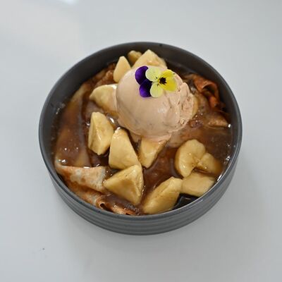 Домашние блинчики с бананом в соленой карамели в Bucho по цене 340 ₽