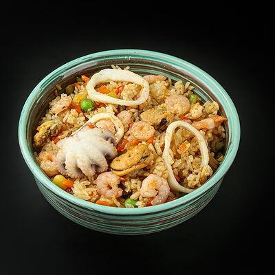 Рис с морепродуктами и лососем в RollWok club Азиатская кухня по цене 699 ₽
