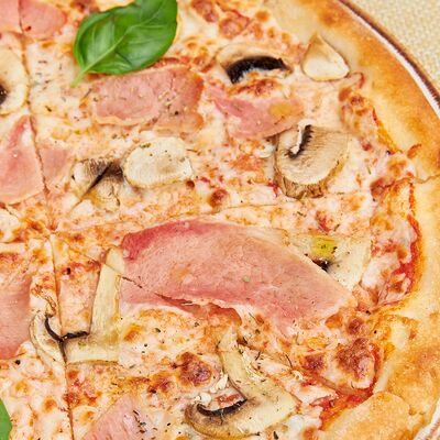 Пицца с ветчиной и грибами в Паста Фэмили по цене 770 ₽