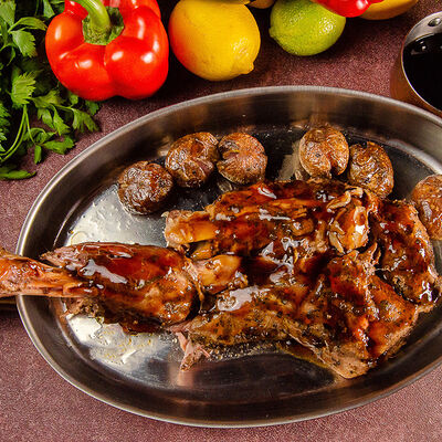 Запеченная баранья лопатка в Чичилаки по цене 2850 ₽