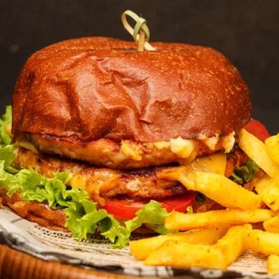 Бургер куриный (двойной) в Тарелка по цене 543 ₽