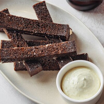 Бородинские гренки с соусом Халапеньо в BEERMAN&Schlitz по цене 390 ₽