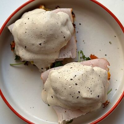 Сырно-картофельные вафли с тамбовским окороком и яйцом пашот в Свидание по цене 580 ₽