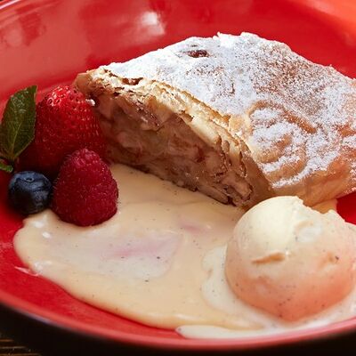 Яблочный штрудель в Линдерхоф по цене 595 ₽