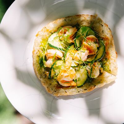 Лепешка роти с креветками, цукини и песто в Myst по цене 920 ₽