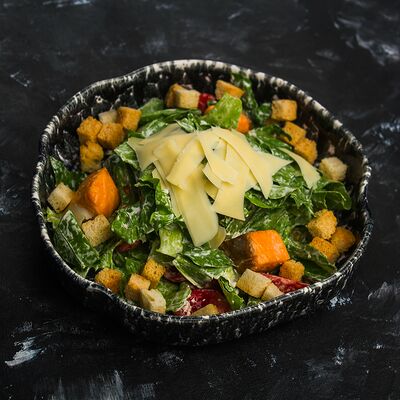 Салат Цезарь с семгой в География по цене 750 ₽