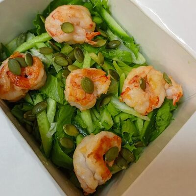 Зеленый салат с креветкамив Mr.Mao по цене 500 ₽