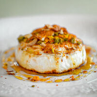 Запечённый камамбер с каштановым мёдом в Grace Bistro