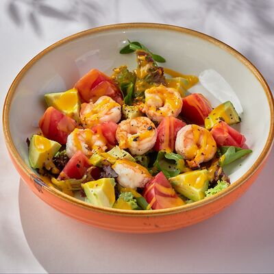 Салат с креветками, авокадо и томатами в Большая кухня по цене 960 ₽