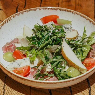 Салат с ростбифом в Rekki Pizza & Cocktail Bar по цене 1390 ₽