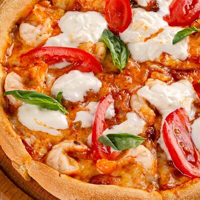 Пицца с креветками и страчателлой в Близкие по цене 790 ₽