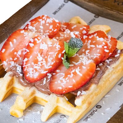 Бельгийская вафля Клубника с Нутеллой в YOURTIME по цене 435 ₽