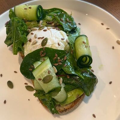 Авокадо-тост с яйцом пашот, свежей зеленью и миксом семечек в MAYAR по цене 770 ₽