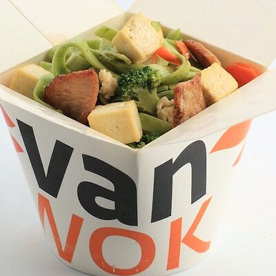 Шпинатная лапша вок со свининой и сыром тофу в остром соусе Сайгон в Vanwok по цене 546 ₽