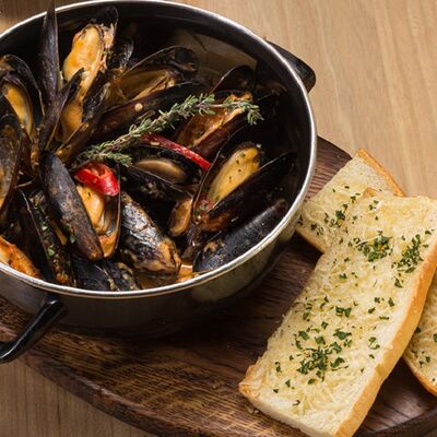 Мидии в сливочном соусе с чесночным хлебом в Колбасофф по цене 810