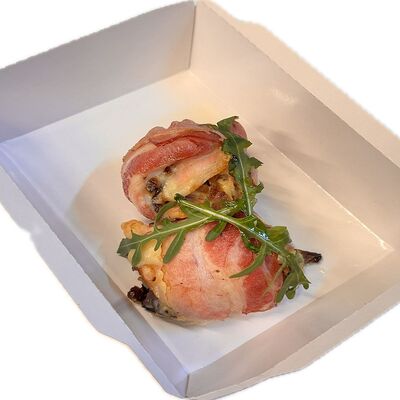 Куриные рулетики в беконе, начиненные сыромв Рент кафе по цене 380 ₽