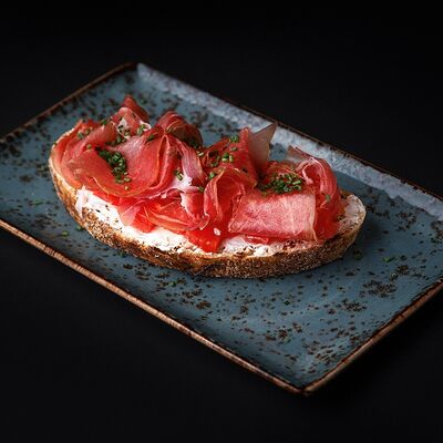 Брускетта с прошутто и томатами в Сохо по цене 510