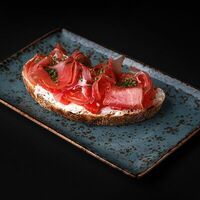 Брускетта с прошутто и томатами в Сохо