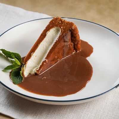 Чизкейк Сан-Себастьян с молочным шоколадом в Компот по цене 460 ₽