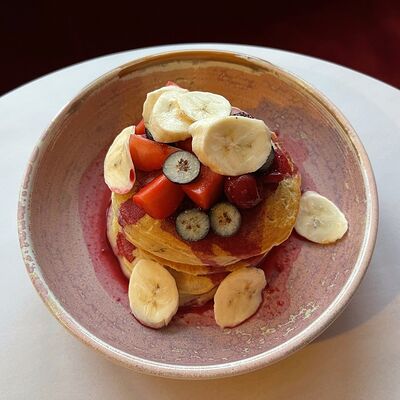 Панкейки с черничным соусом и свежими ягодами в Блеск по цене 250