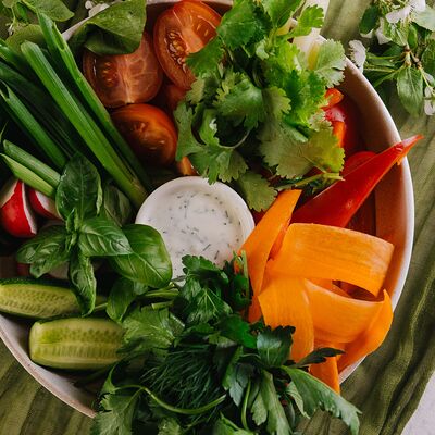 Свежие овощи и зелень с грядки с соусом мацони в Круча по цене 950 ₽